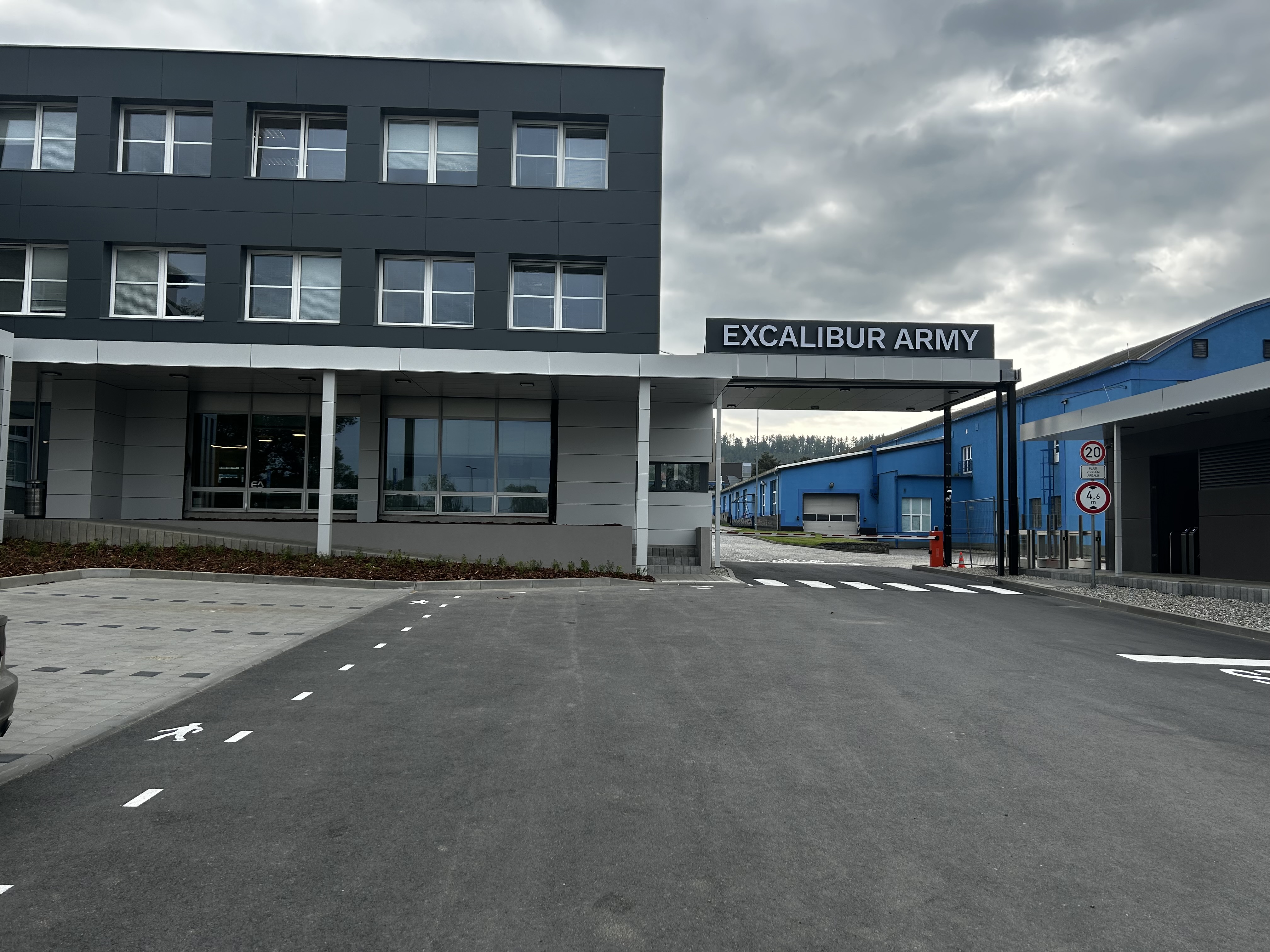 Realizace – Výroba a opláštění hlavní budovy Excalibur Army